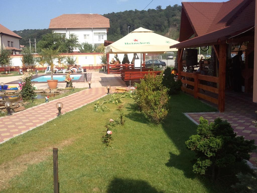 Casa Alba Hotel Râmnicu Vâlcea Buitenkant foto