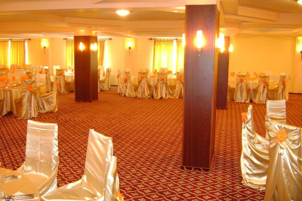 Casa Alba Hotel Râmnicu Vâlcea Buitenkant foto